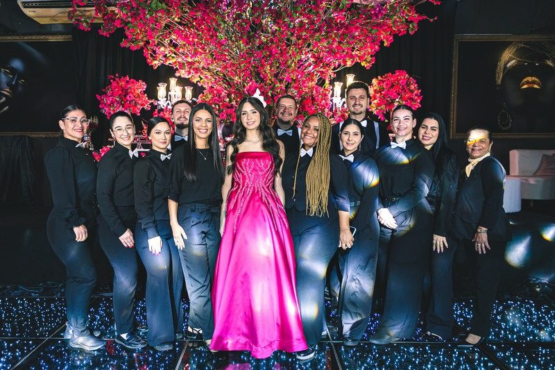 Equipe de assessoria com a debutante
